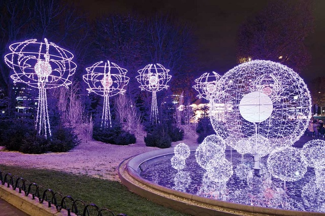 Christmas Lights at Champs Elysées | City Guide: Paris Christmas Attractions