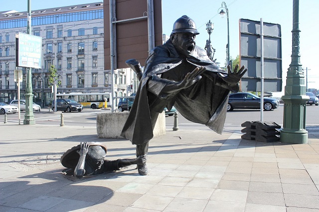 De Vaartkapoen (Policeman Being Tripped), Brussels, Belgium | Creative Sculptures and Statues from around the World