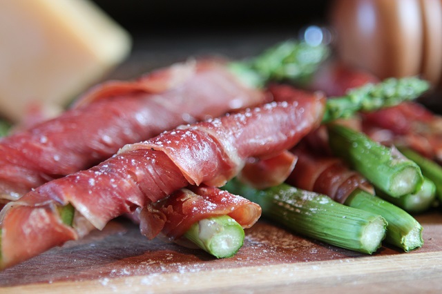 Best Thanksgiving Starters - simple recepies include Bacon-Wapped Dates, Schrimp Dip and Prosciutto-Wrapped Asparagus