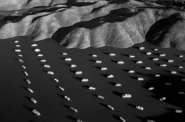 Thomas van Houtryve. House boats on Lake Oroville, California. The lake is 70% empty due to California’s severe drought.